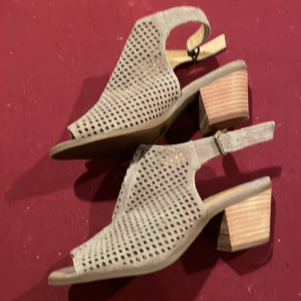 Lucky Brand Gray Suede Open Toe 2 3/4” Heel Strap Back Sandals